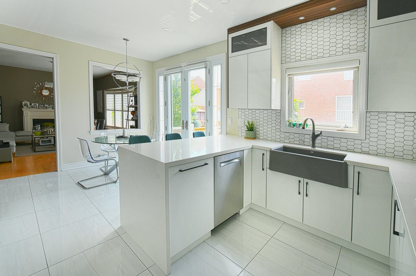 Light floors in a kitchen